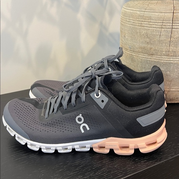 On Running women’s cloudflow Charcoal and pink Sneakers- size 8 - Picture 1 of 8